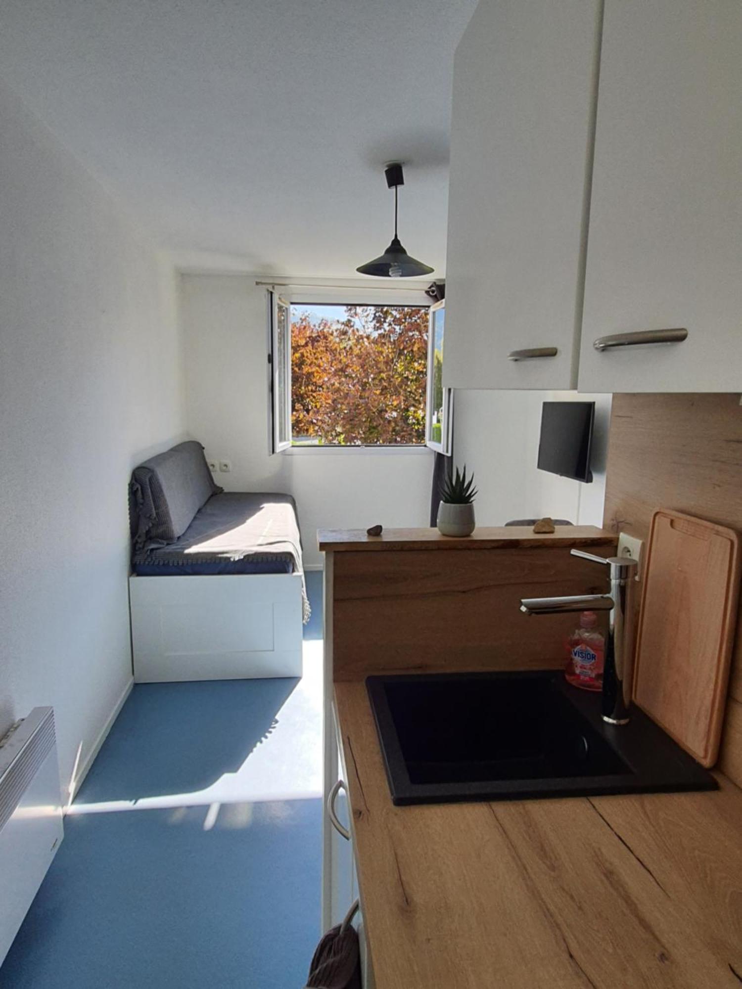 Studio Dans Residence Pour Location Courte Duree Et Etudiants Parking Gratuit Gieres Room photo